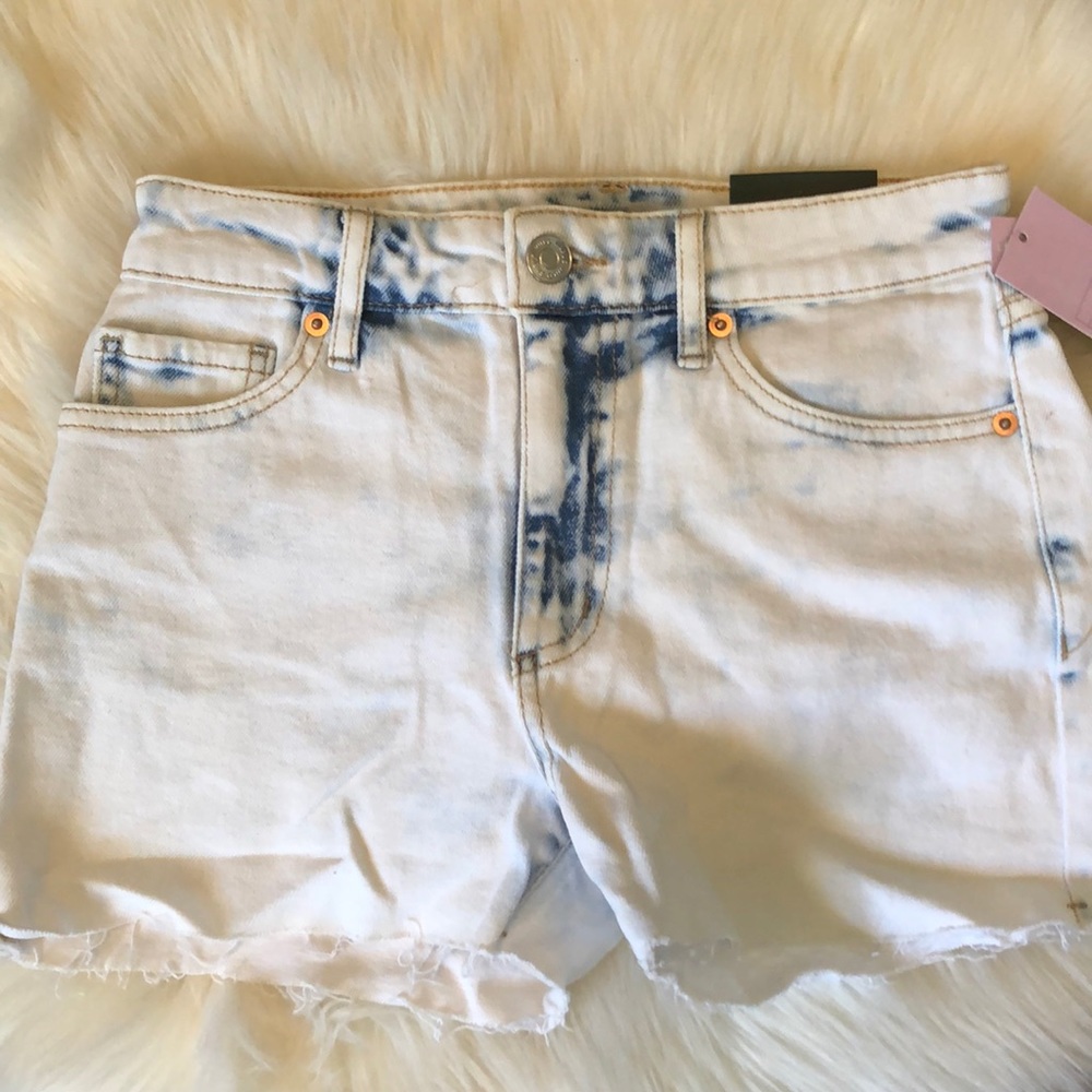 Light acid washed jean shorts!